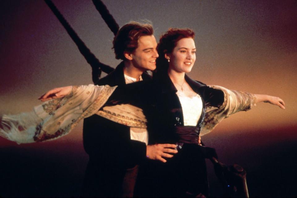 <p>Liebesfilm-Muffel wenden sich hier mit Grausen ab, Fans hingegen entfährt bis heute ein entzücktes Jauchzen, wenn sie Leonardo DiCaprio und Kate Winslet am Bug des Schiffs sehen. Und wahrscheinlich rufen sie dann: "Ich bin der König der Welt!" Es gab schlüpfrigere Szenen in James Camerons "Titanic" (1997), aber keine, die so romantisch war wie diese. (Bild: Twentieth Century Fox)</p> 