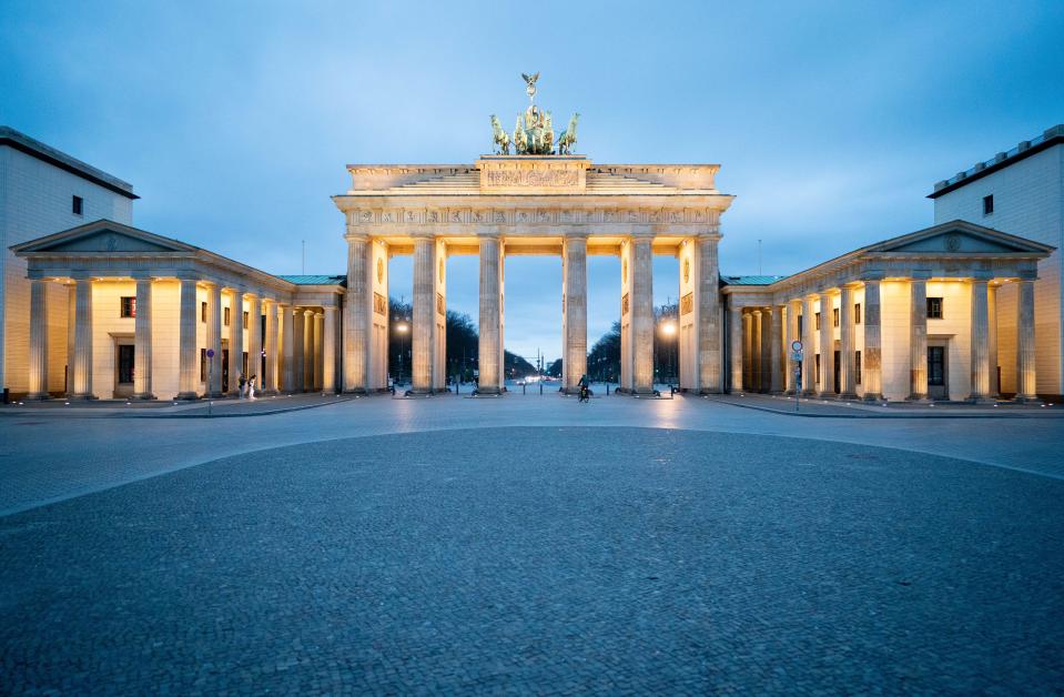 La plaza de París de Berlín (Alemania), junto a la Puerta de Brandeburgo, totalmente vacía el 19 de marzo. (Foto: Kay Nietfeld / picture alliance / Getty Images).