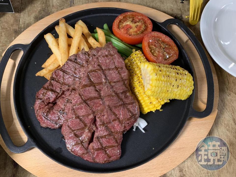 餐廳推出5款用美國、澳洲100％原塊牛肉煎成的鐵板牛排，圖中為4人分享餐的主餐「鐵板美國板腱牛排16oz」。（2,380元／份）