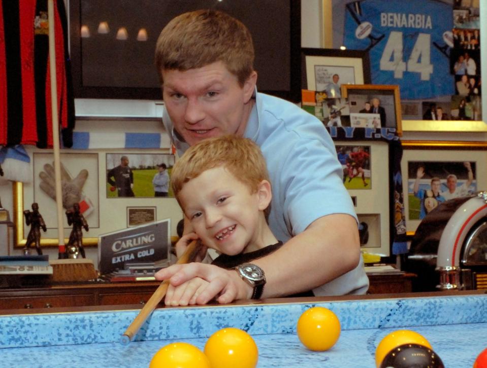 RICKY HATTON prepares for his December 8 fight 'Undefeated' against Floyd Mayweather, Junior at The MGM Grand Garden Arena in Las Vegas, Nevada. Ricky and his son Campbell relax at home after training - Alamy/Rob DeLorenzo