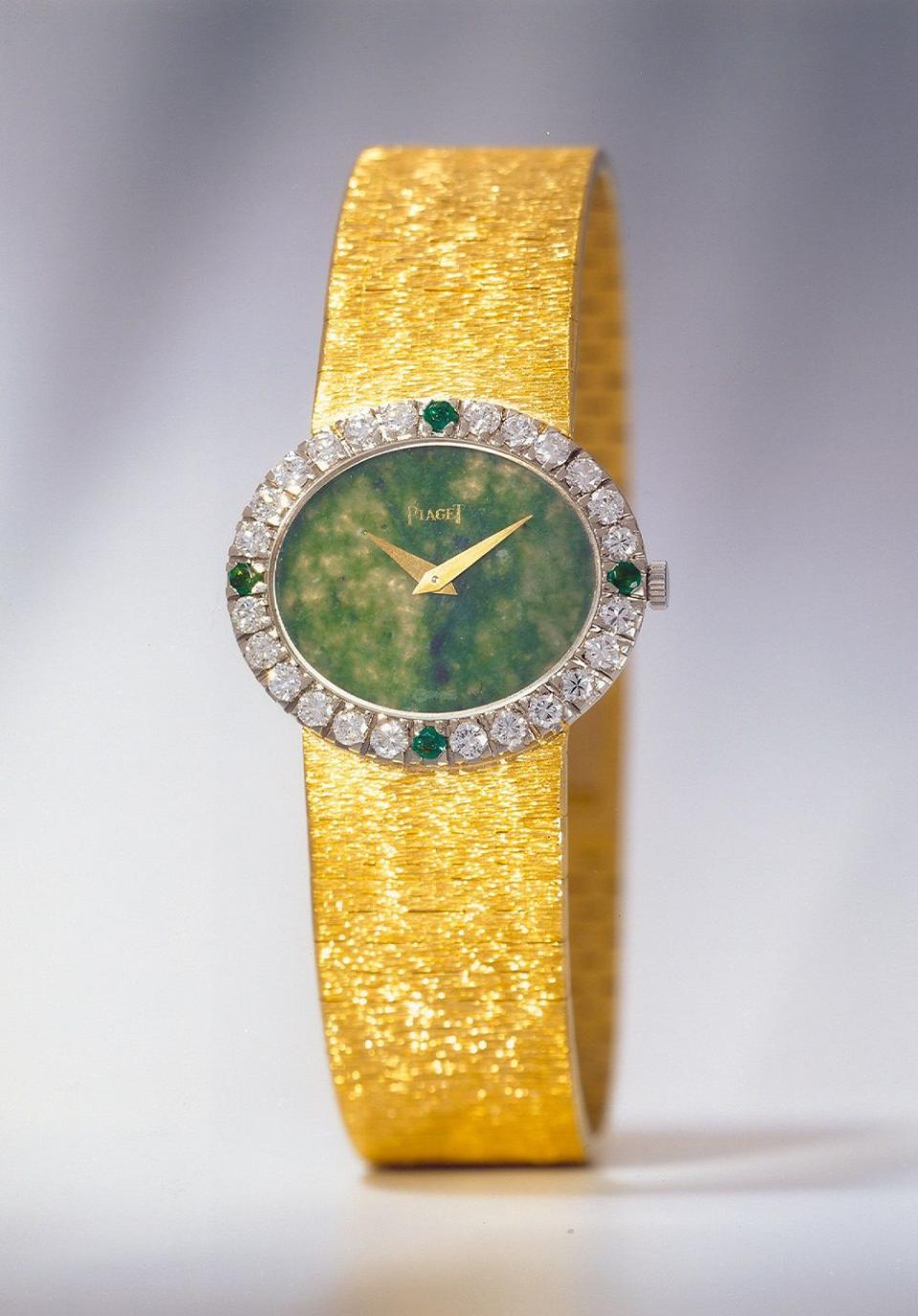 <p>美國永遠的第一夫人賈桂琳甘迺迪最鍾愛的伯爵古董腕錶，它啟發了Piaget當代Limelight Gala系列珠寶腕錶的腕錶原型，宛如手鐲的珠寶飾品造型，顛覆了腕錶設計的常規，開創了嶄新的設計風格。<br></p> <cite>Piaget</cite>