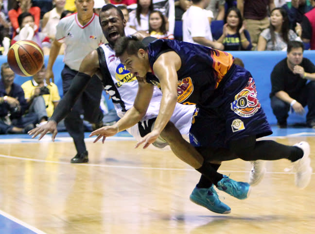 Blakely and Ronjay Buenafe get entangled. (PBA Images)