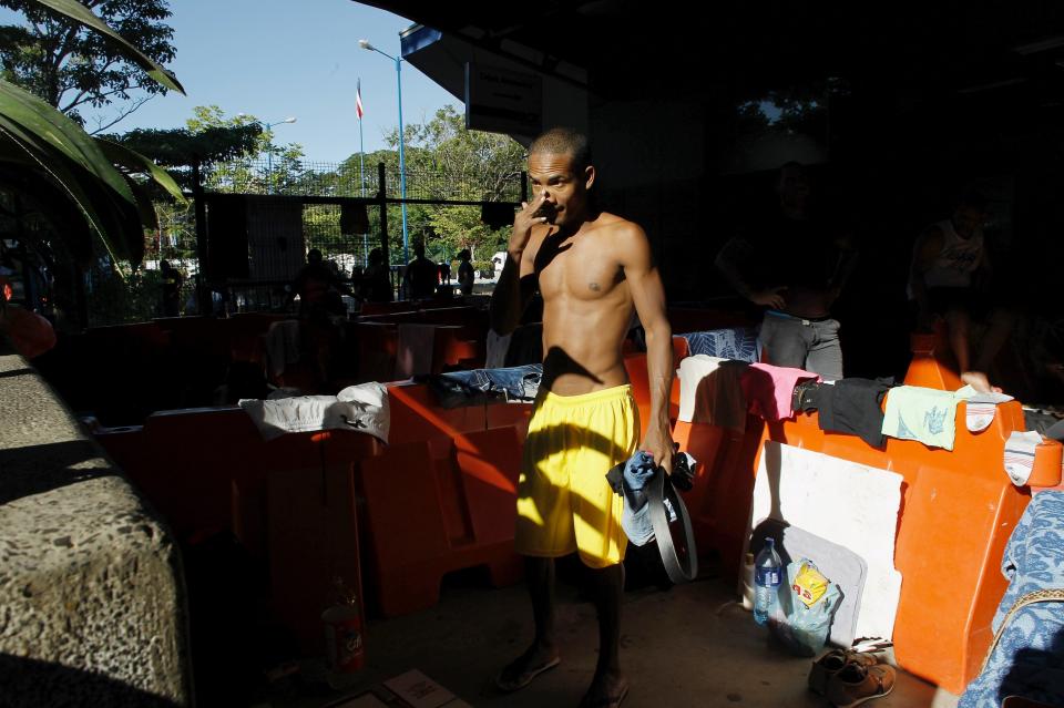 A Cuban migrant pauses from washing his clothes as he waits for the opening of the border between Costa Rica and Nicaragua in Penas Blancas, Costa Rica November 16, 2015. More than a thousand Cuban migrants hoping to make it to the United States were stranded in the border town of Penas Blancas, Costa Rica, on Monday after Nicaragua closed its border on November 15, 2015 stoking diplomatic tensions over a growing wave of migrants making the journey north from the Caribbean island. REUTERS/Juan Carlos Ulate