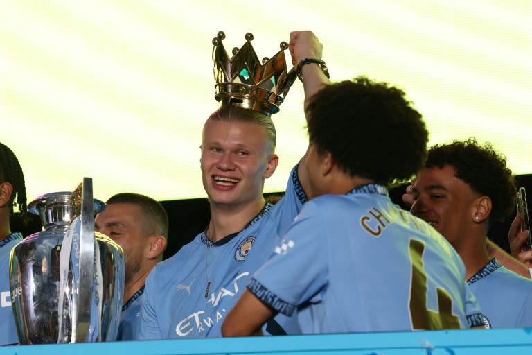 El delantero noruego Erling Haaland celebra el título de la Premier League ganado por el Manchester City en las calles de Manchester (Darren Staples)
