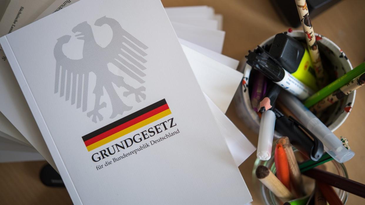 In Deutschland steht über allen anderen Vorschriften das Grundgesetz - seit 1949 bestimmt es, wie Bürger und Staat zueinander stehen. Foto: Monika Skolimowskar