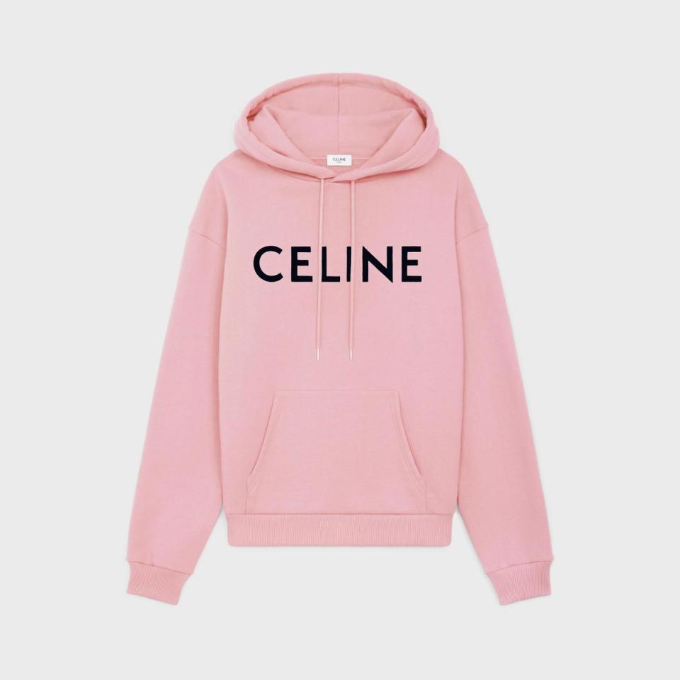 CELINE HOMME復古粉紅棉質CELINE印花寬鬆連帽衫。NT$36,000（CELINE提供）