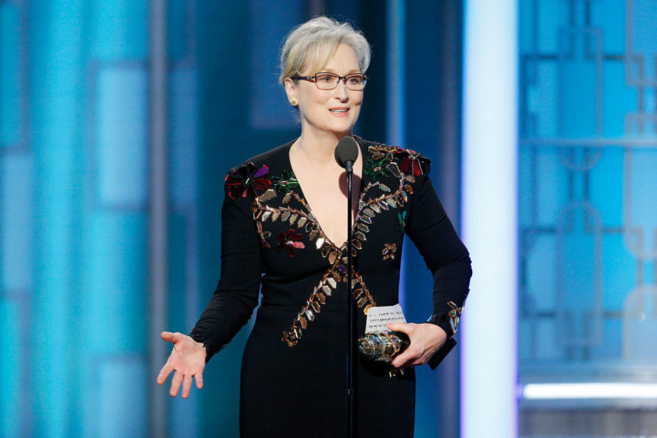 <p>Bei der Verleihung der Golden Globes im Januar 2017 hielt Meryl Streep eine unvergessliche Dankesrede, die ohne Zweifel in die Geschichte eingeht. Als Reaktion auf Donald Trumps Verspottung eines behinderten New York Times Reporters 2015 und seine umstrittenen Einwanderungsgesetze sprach die Schauspielerin davon, dass es notwendig ist, in politisch unruhigen Zeiten für die Pressefreiheit zu kämpfen.<br>Streep sagte: „Hollywood ist voller Outsider und Ausländer und wenn man die alle hinauswirft, dann kann man nur noch Football und Mixed Martial Arts schauen – was nichts mit Kunst zu tun hat. Der einzige Job eines Schauspielers ist es, in das Leben von Menschen zu treten, die anders sind als wir und sie fühlen zu lassen, wie sich das anfühlt. Und dieses Jahr gab es viele, viele starke Leistungen, die genau das taten, atemberaubende, leidenschaftliche Arbeiten.“ [Bild: Getty] </p>