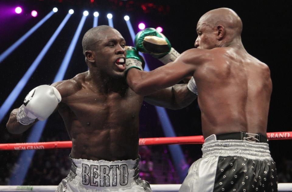 Floyd Mayweather Jr. (R) and Andre Berto fight for the WBO Welterweight world title at the MGM Grand Garden Arena in Las Vegas, Nevada on September 12, 2015 (AFP Photo/John Gurzinski)