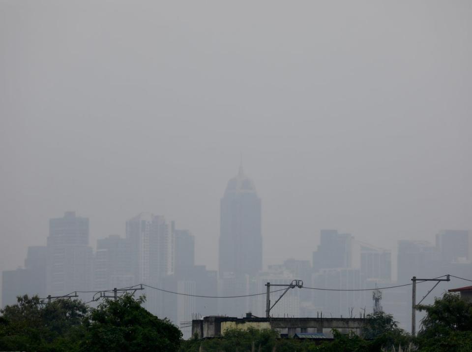 Smog covers Metro Manila and nearby provinces (EPA)