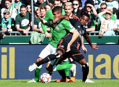 Werder Bremen's Franco di Santo (L) and Hamburg SV's Cleber fight for the ball during their German Bundesliga first division soccer match in Bremen, April 19, 2015. REUTERS/Fabian Bimmer