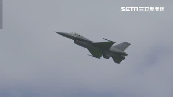 清泉崗基地嘉年華F-16V特技飛行、展示性能。