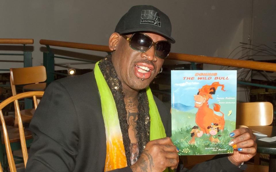 "Bloß nicht!", werden viele Eltern gedacht haben, als Dennis Rodman 2013 sein erstes (und bislang einziges) Kinderbuch veröffentlichte. So schlimm war's aber gar nicht: "Dennis the Wild Bull" erzählt von einem Stier, der für ein Rodeo eingefangen wird, wieder in die Freiheit ausbricht und dann nach Hause zurückkehrt. Eigentlich ganz nett. (Bild: Steven A Henry/Getty Images)