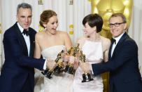 Happy Winners: Daniel Day-Lewis, Jennifer Lawrence, Anne Hathaway und Christoph Waltz freuen sich über ihre Goldjungen.