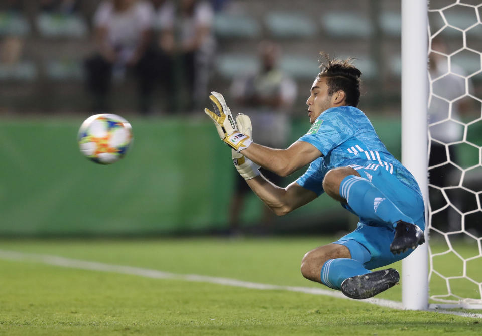 Soccer Football - FIFA Under 17 World Cup - Semi Final - Netherlands v Mexico - Bezerrao Stadium, Brasilia, Brazil - November 14, 2019   Mexico's Eduardo Garcia saves a penalty from Netherlands' Youri Regeer during a penalty shootout  REUTERS/Sergio Moraes