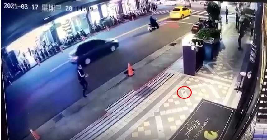 一名男子前往酒店扔擲2顆手榴彈。（圖／翻攝自「爆料公社」臉書）