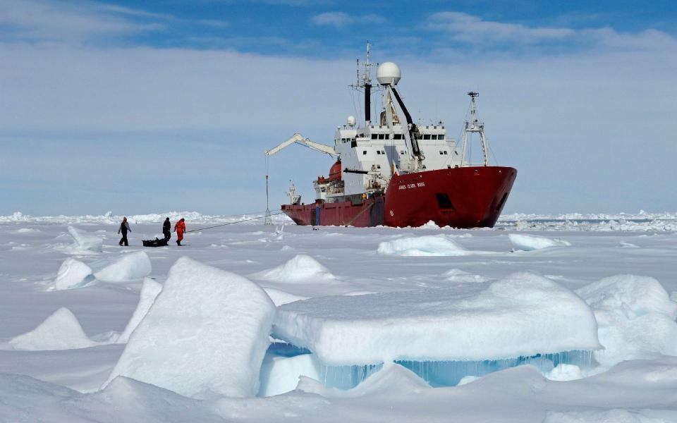 British Antarctic Survey personnel on the Thwaites Glacier - British Antarctic Survey 