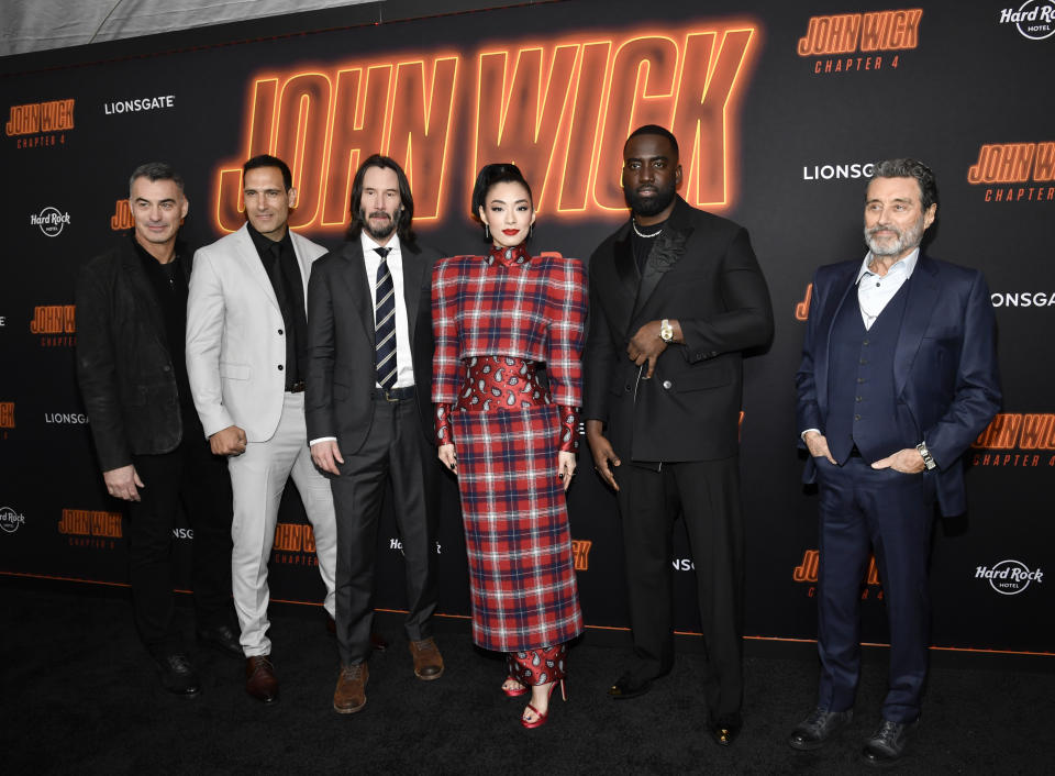 El director Chad Stahelski y los actores Marko Zaror, Keanu Reeves, Rina Sawayama, Shamier Anderson e Ian McShane de "John Wick: Chapter 4" posan en la premiere de la película el lunes 20 de marzo de 2023, en el Teatro Chino TCL en Los Angeles. (Foto AP/Chris Pizzello)