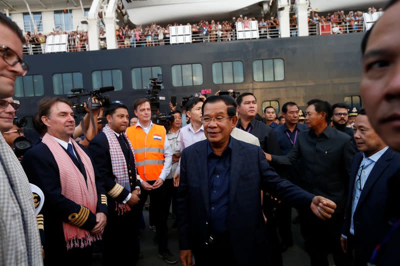 El primer ministro de Camboya, Hun Sen, da la bienvenida a la tripulación del MS Westerdam, un crucero que pasó dos semanas en el mar después de que cinco países lo rechazara por temor a que alguien a bordo pudiera tener el coronavirus, mientras atraca en Sihanoukville, Camboya