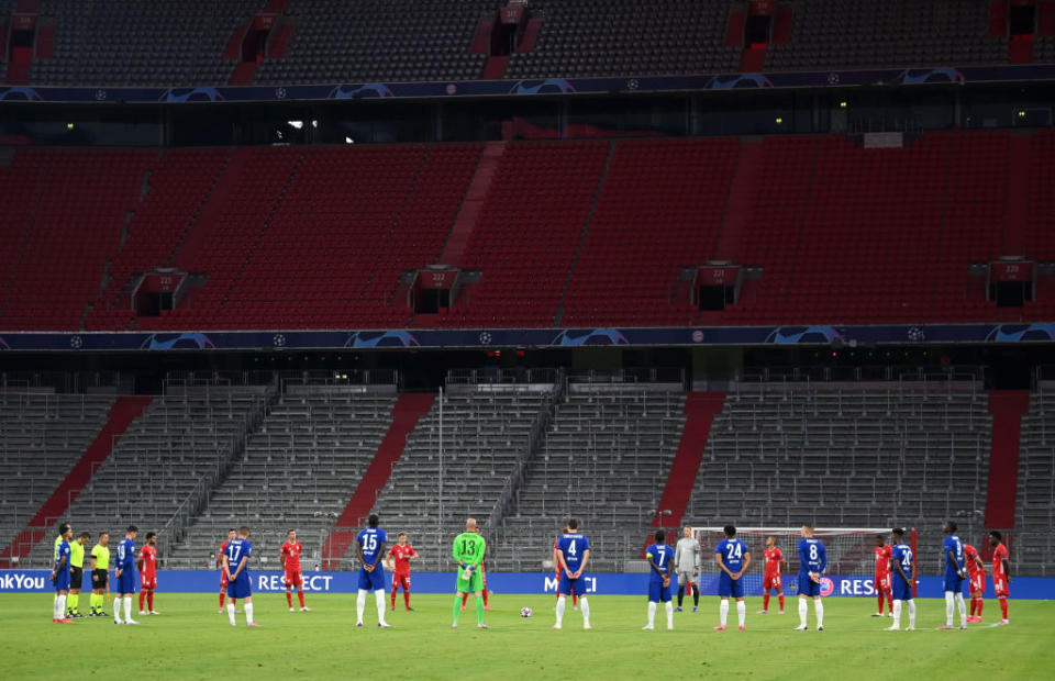 MUNICH, GERMANY - AUGUST 08: Players stand for a minutes silence to honor the victims of coronavirus  ahead of the UEFA Champions League round of 16 second leg match between FC Bayern Muenchen and Chelsea FC at Allianz Arena on August 08, 2020 in Munich, Germany. (Photo by Matthias Hangst/Getty Images)