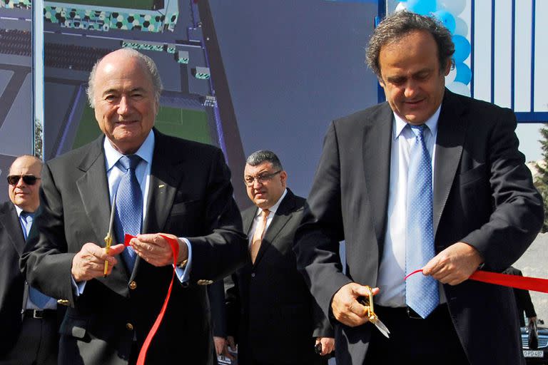 Blatter y Platini, suspendidos