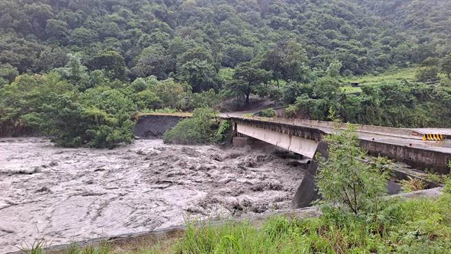 大雨不斷台東溪水暴漲，台東縣金峰鄉已預防性封橋，太麻里鄉也先撤離住戶暫時安置至避難所。（台東縣警局提供／蔡旻妤台東傳真）