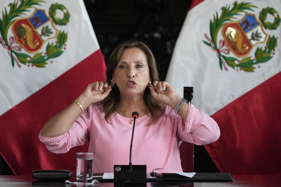 La presidenta de Perú, Dina Boluarte, señala los pendientes que lleva puestos, en una conferencia de prensa en la Palacio de gobierno en Lima, Perú, el viernes 5 de abril de 2024. La fiscalía investiga a la mandataria por presunto enriquecimiento ilícito por movimientos en dinero y el uso de relojes de lujo y joyas. (AP Foto/Martín Mejía)