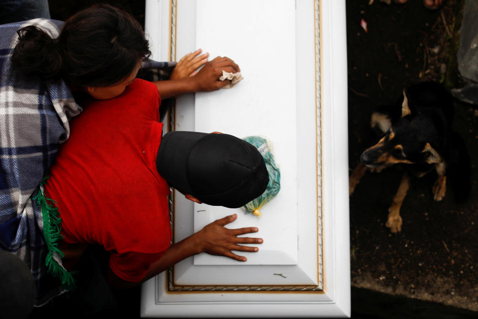 <p>People mourn over the coffin of Eric Rivas, 20, who died during the eruption of the Fuego volcano, during his wake in Alotenango, Guatemala, June 6, 2018. REUTERS/Jose Cabezas TPX IMAGES OF THE DAY – RC11AE3E3080 </p>