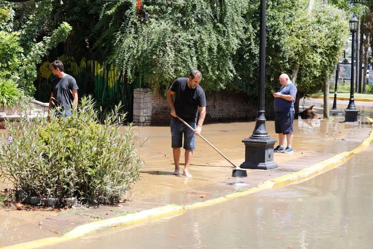 Los empleados del local Savage intentaban despejar la vereda para poder abrir