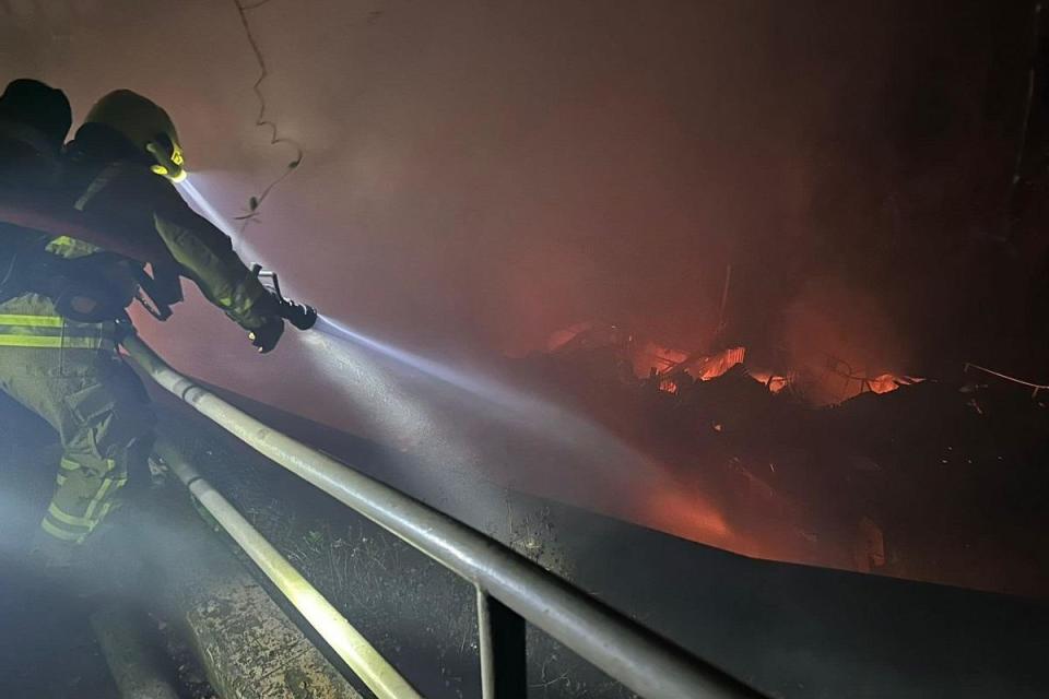 荃灣芙蓉山發生火警，消防接報到場灌救。(香港消防處FB)