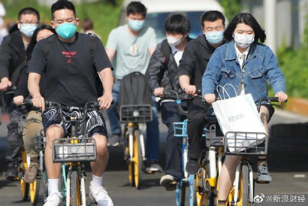 北京延續五一節社會面防疫措施，學校停課，餐飲業停止內用。圖為上班首日，因地鐵關閉，大量民眾改騎單車上班。（微博/新浪財經）