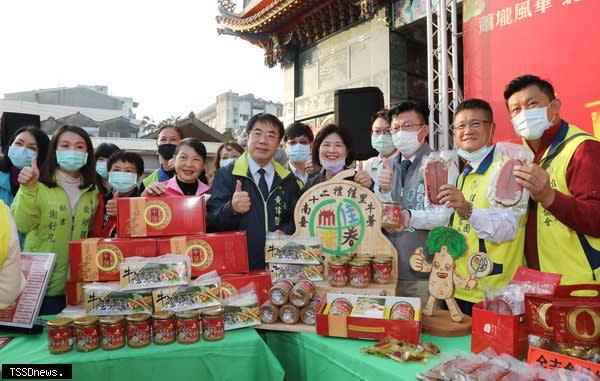 南市長黃偉哲與立委郭國文、佳里區長朱雅宏及在地議員齊為大北門年貨大街活動造勢，邀大家來遊商圈享受購物樂。<br /><br />（記者李嘉祥攝）