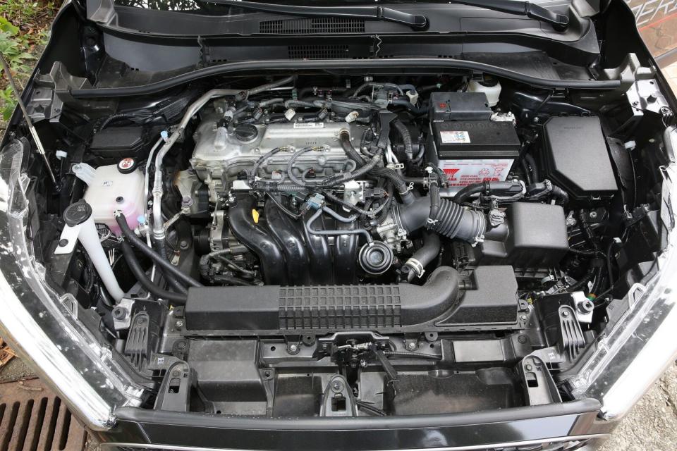 代號2ZR-FE的1.8升直四自然進氣汽油引擎的帳面數據雖一般，但其運轉精緻度與線性的動力反應都在水準之上。