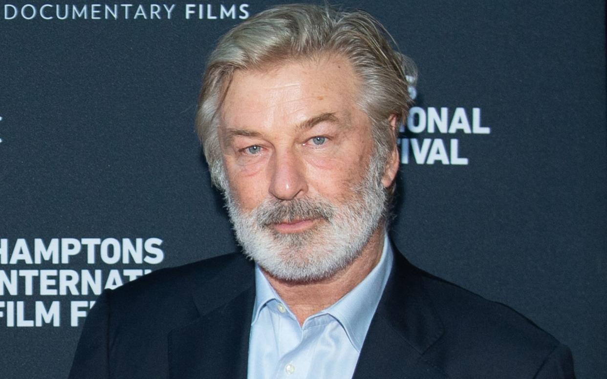 Schauspieler Alec Baldwin ist wegen fahrlässiger Tötung angeklagt worden. (Bild: 2021 Getty Images/Mark Sagliocco)