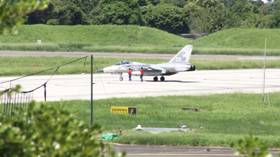 空軍台南基地一聯隊的IDF戰機整裝備戰。辛啓松攝