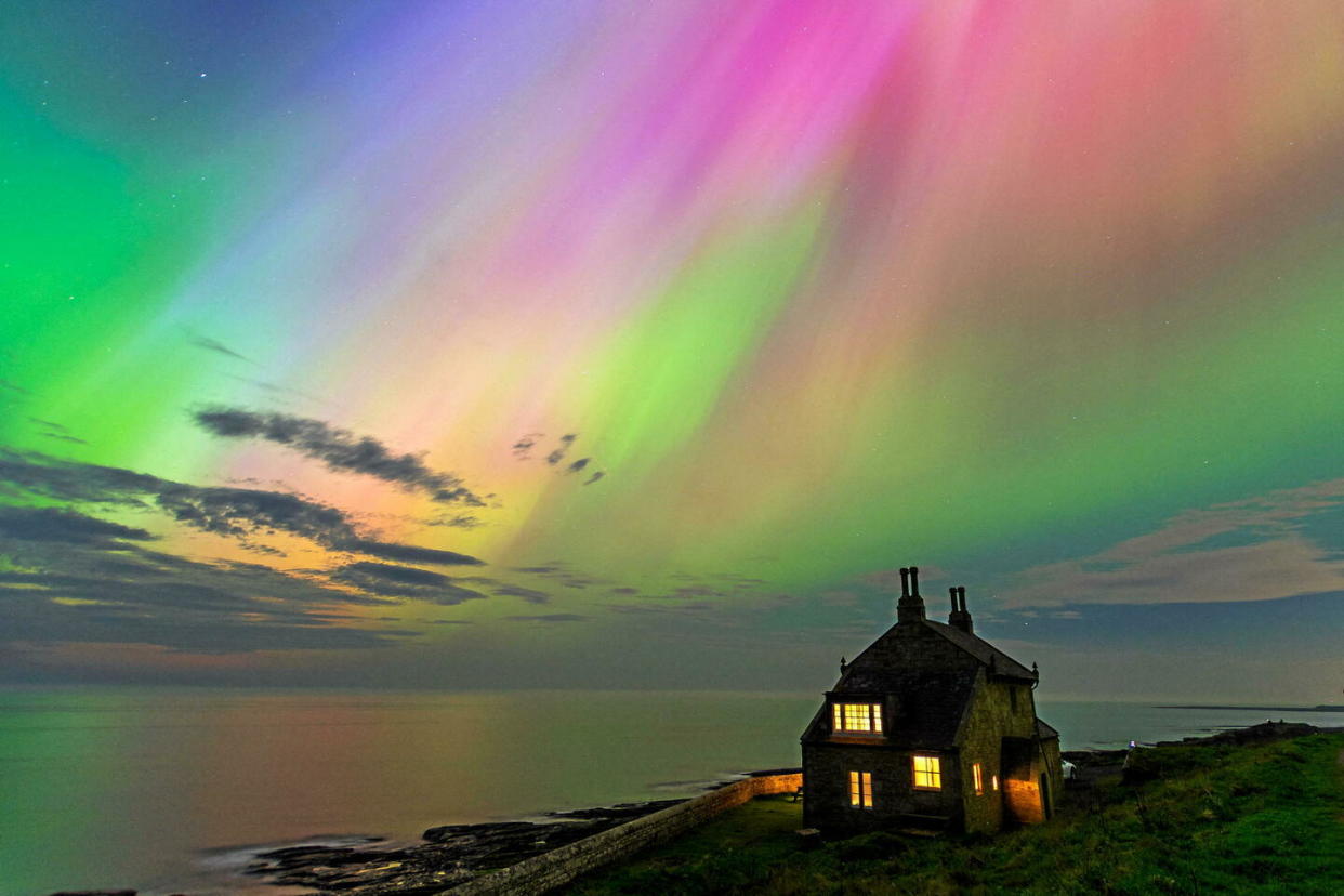 Une aurore polaire, également connue sous le nom d'aurore boréale, a été capturée dans le ciel du nord-est de l'Angleterre, à Howick, lors de l'événement spectaculaire survenu le 10 mai 2024.  - Credit:John Fatkin/Cover Images/ABACAPRESS.COM