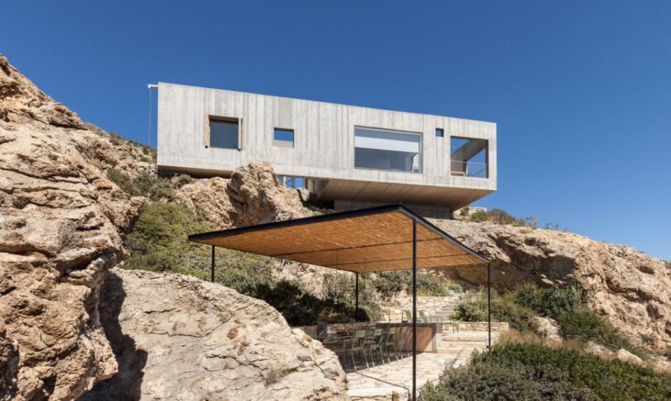 <p>La vivienda se ha realizado con hormigón con el objetivo de que se integre completamente en el entorno. La madera completa la obra.<br>Foto: Yiorgos Kordakis, Åke E:son Lindman/<a rel="nofollow noopener" href="http://www.ooakarchitects.com/" target="_blank" data-ylk="slk:OOAK Architects;elm:context_link;itc:0;sec:content-canvas" class="link ">OOAK Architects</a> </p>