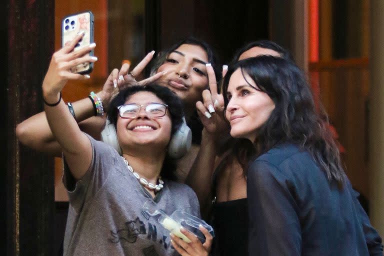 La actriz de Friends aceptó gentilmente las solicitudes de selfies antes de reunirse con un grupo de amigos