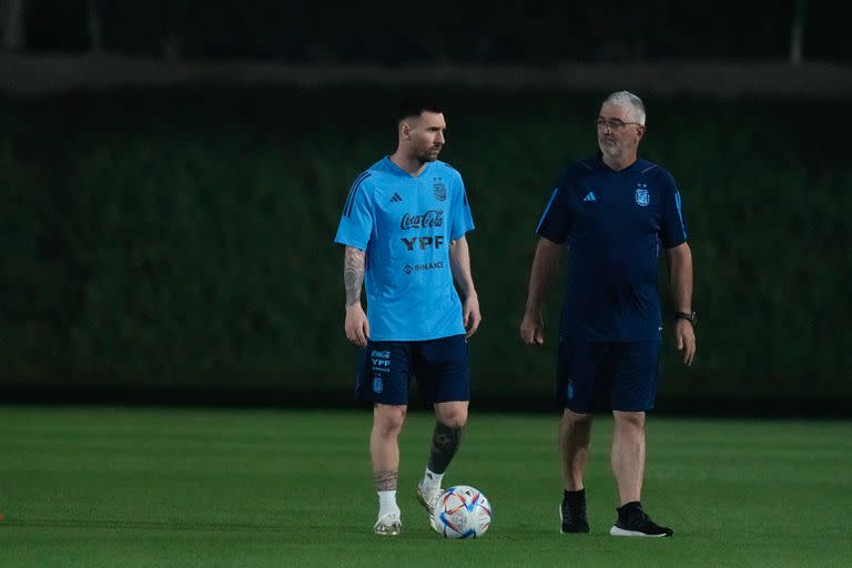 Messi, acompañado por el kinesiólogo Luis García, hace ejercicios diferenciados