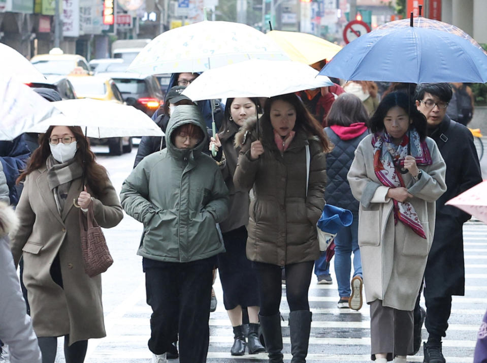 小年夜、除夕整天有雨濕冷，冷空氣強度達大陸冷氣團，北部沿海及部分平地降至10度，初一轉乾冷。(資料照)