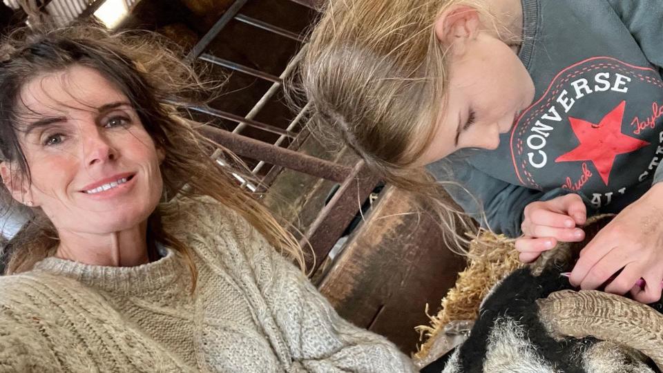 amanda owen farm selfie with daughter 