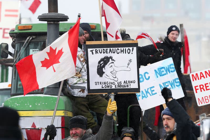 Truckers and supporters continue to protest COVID-19 vaccine mandates in Winnipeg