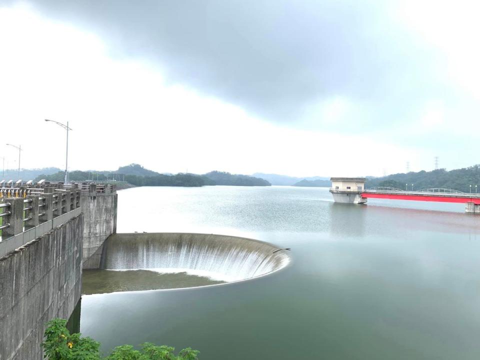 寶二水庫滿水位，因屬離槽式水庫因而採自然溢流方式。（圖：民眾提供）