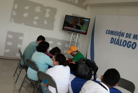 Journalists follow a live transmission of talks between representatives of Nicaragua's government and local civic groups, mediated by Catholic Church leaders, in Managua, Nicaragua June 15, 2018. REUTERS/Jorge Cabrera