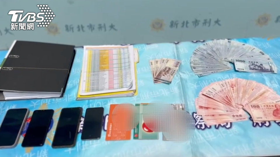 警方查扣贓款13萬餘元、手機5支、銀行存摺4本、借據等證物。（圖／TVBS）