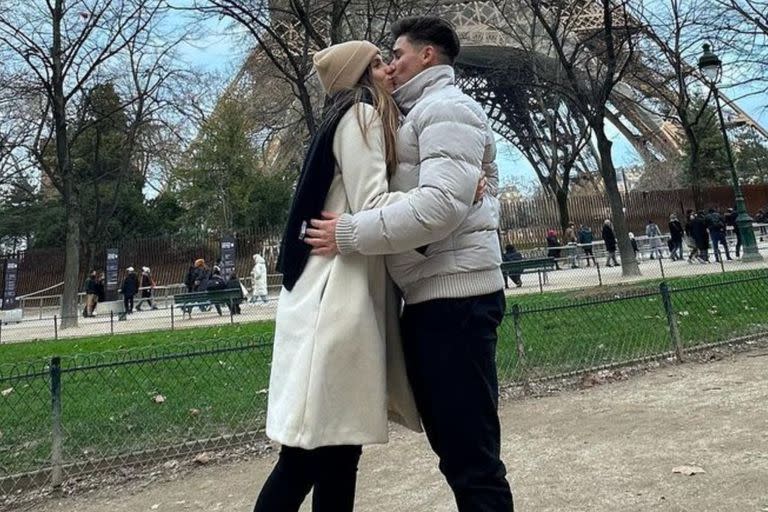 Julián Álvarez le dedicó romántica publicación a su novia Emilia Ferrero en París