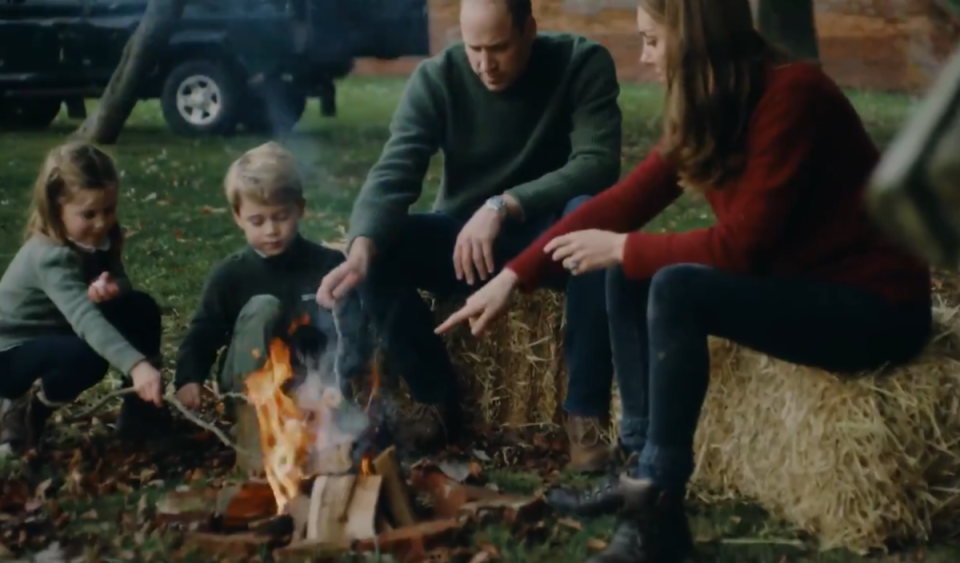 一家人圍在火爐旁烤棉花糖。（翻攝影片畫面）