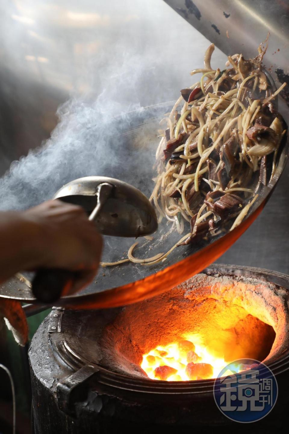 「炒鱔魚麵」的魚肉彈脆、帶有鍋氣，麵條炒得乾爽，吸附洋蔥和高湯的甜味。（90元／份）