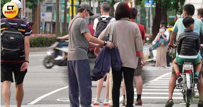 宋少卿非常順手將自己的外套掛到熟女的包包上。（圖／本刊攝影組）