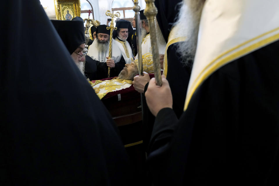 Obispos cristianos ortodoxos junto al cuerpo del difunto líder de la Iglesia Ortodoxa en Chipre, el arzobispo Crisóstomos II, durante sus funerales en la Catedral de San Bernabé en Nicosia, Chipre, el 12 de noviembre de 2022. (AP Foto/Petros Karadjias)