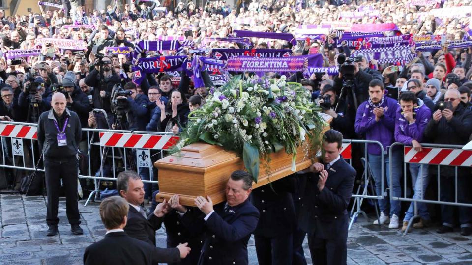 <p>Unter dem Applaus von Fans und Bewohnern wird Astori im Sarg in die Kirche Santa Croce getragen. </p>